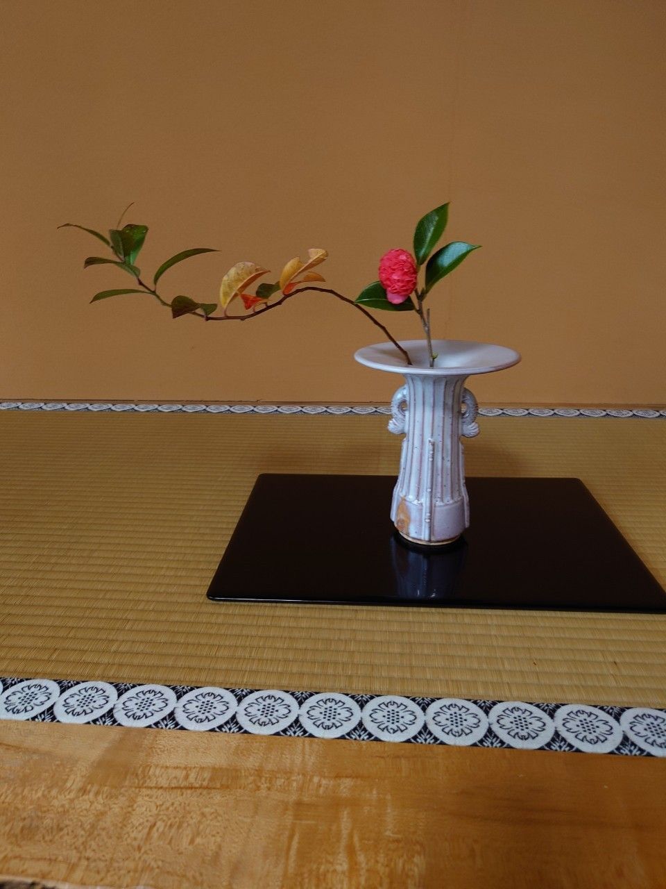 茶室の床に生けられた花